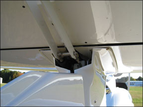 SR20 vs. DA40 Cirrus Prevails