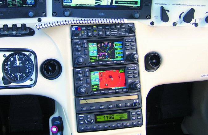 SR22 N233WZ radio stacks