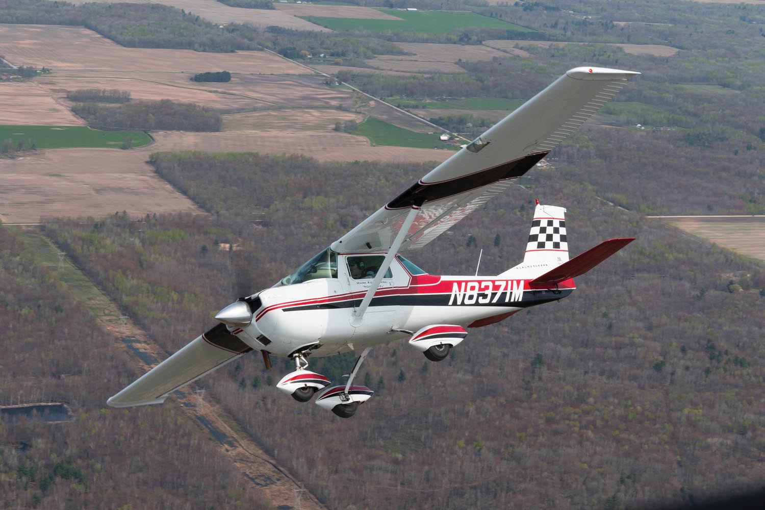 That’s Mark Kolanowski’s A150K aerobat in the lead photo (credit for the good air-to-air snap goes to Gage Altrock). Kolanowski said his 150 is a good camera plane partly because it flies we'll hands off, and fine course corrections can be made by weight-shifting and opening windows.