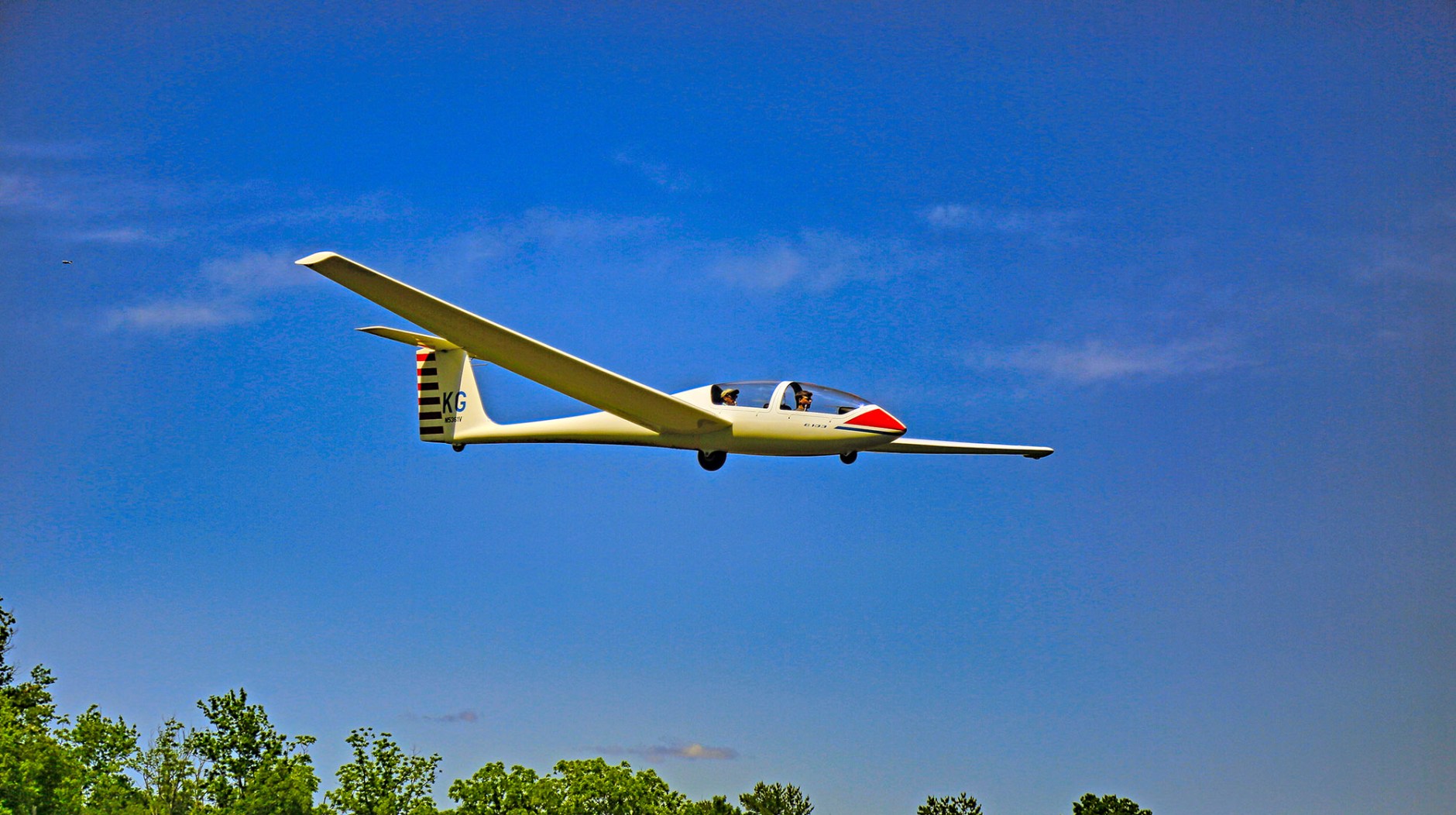 A Grob G103 on final. Photo courtesy of Ed Figuli. Adding a glider rating